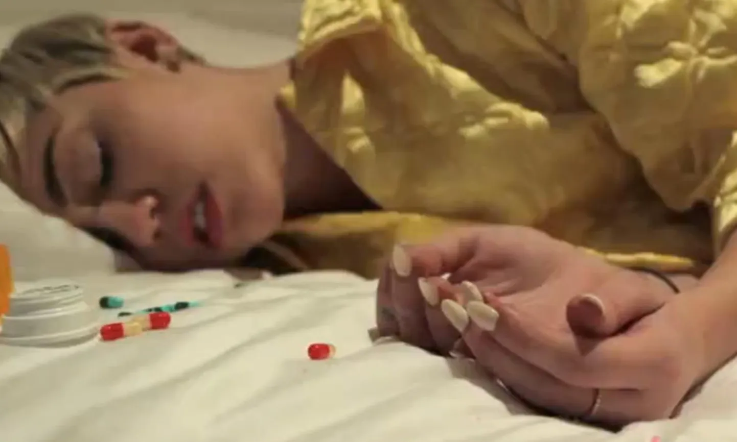 Miley Cyrus muusikavideos «Blonde SuperFreak Steals the Magic Brain»
