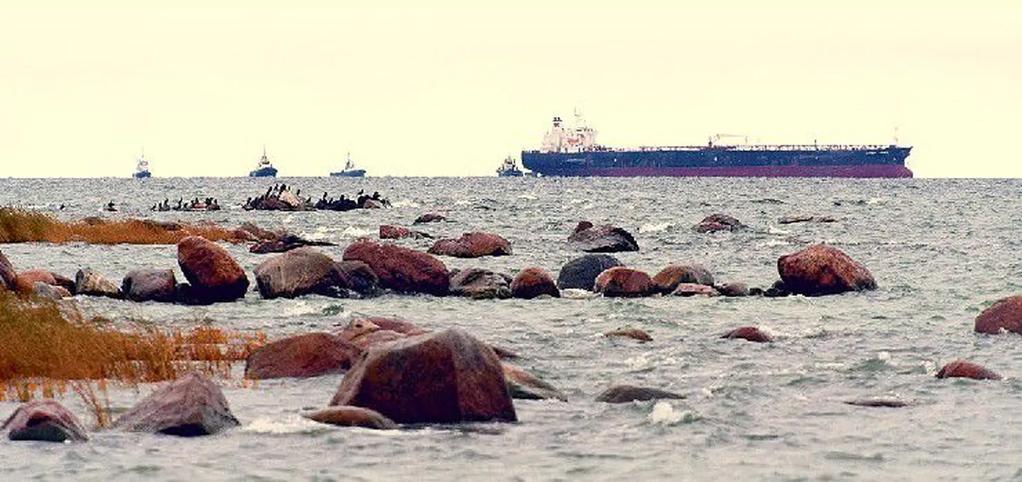 Под наблюдением погранкораблей танкер Kyeema Spirit вчера отбуксировали в якорную зону на востоке от острова Аэгна.