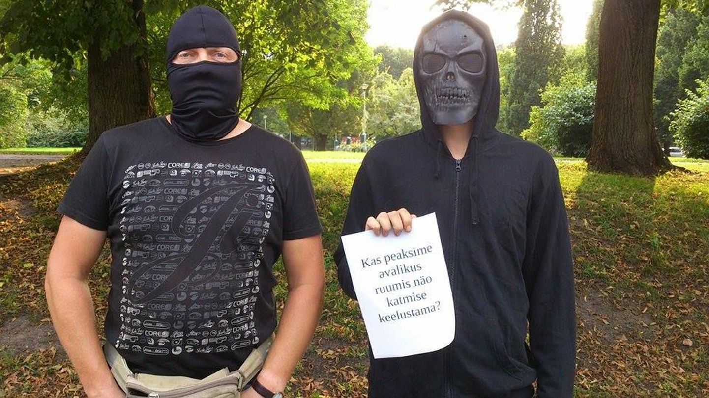 Kaks maskiga meest Raeplatsi bussipeatuse juures