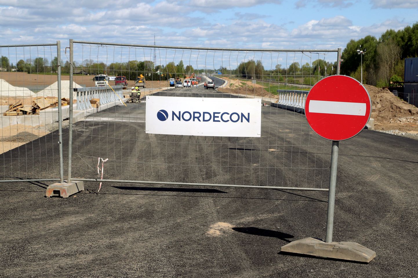 Nordeconi logo maantee-ehituse piirdeaial.