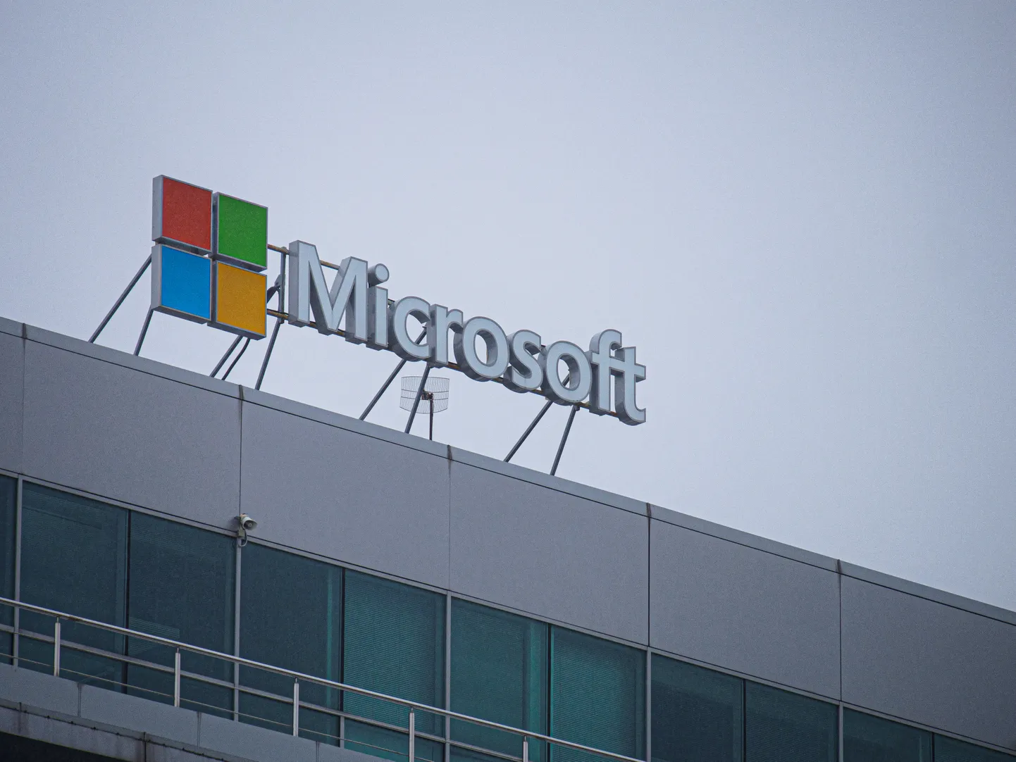 Microsofti logo Moskva Krõlatski tehnoloogiapargis asuval hoonel 2022. aasta märtsis.