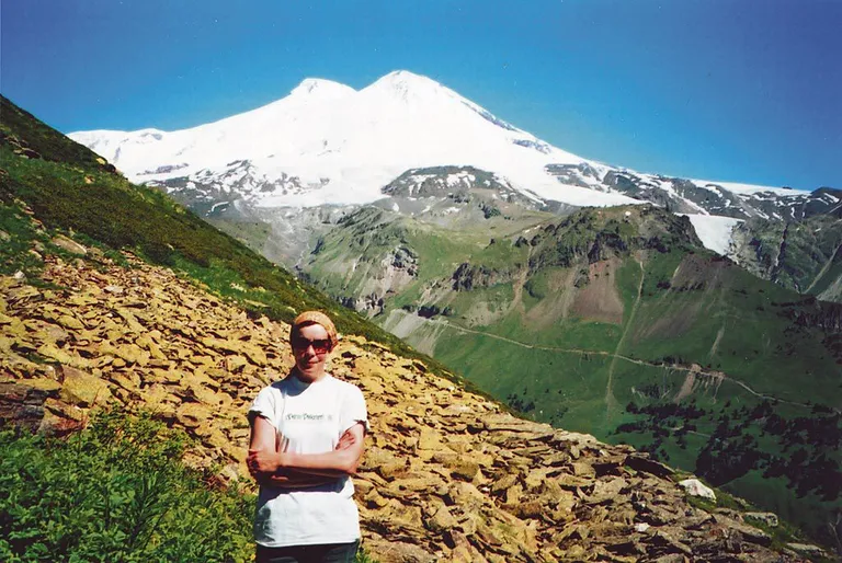 Uudishimu on ajakirjaniku igapäevakaaslane, mis ajendas kaasa sõitma alpinistidega, kes vallutasid Elbruse kaks tippu.