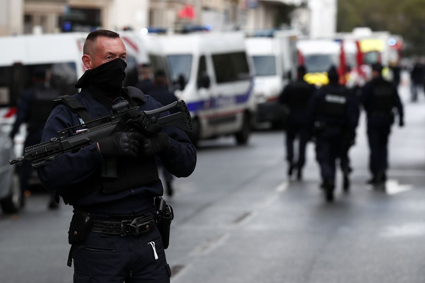 Politseinikud ja päästetöötajad täna Pariisis satiirilehe Charlie Hebdo endise toimetuse lähistel, kus toimus ohvritega pussitamine.