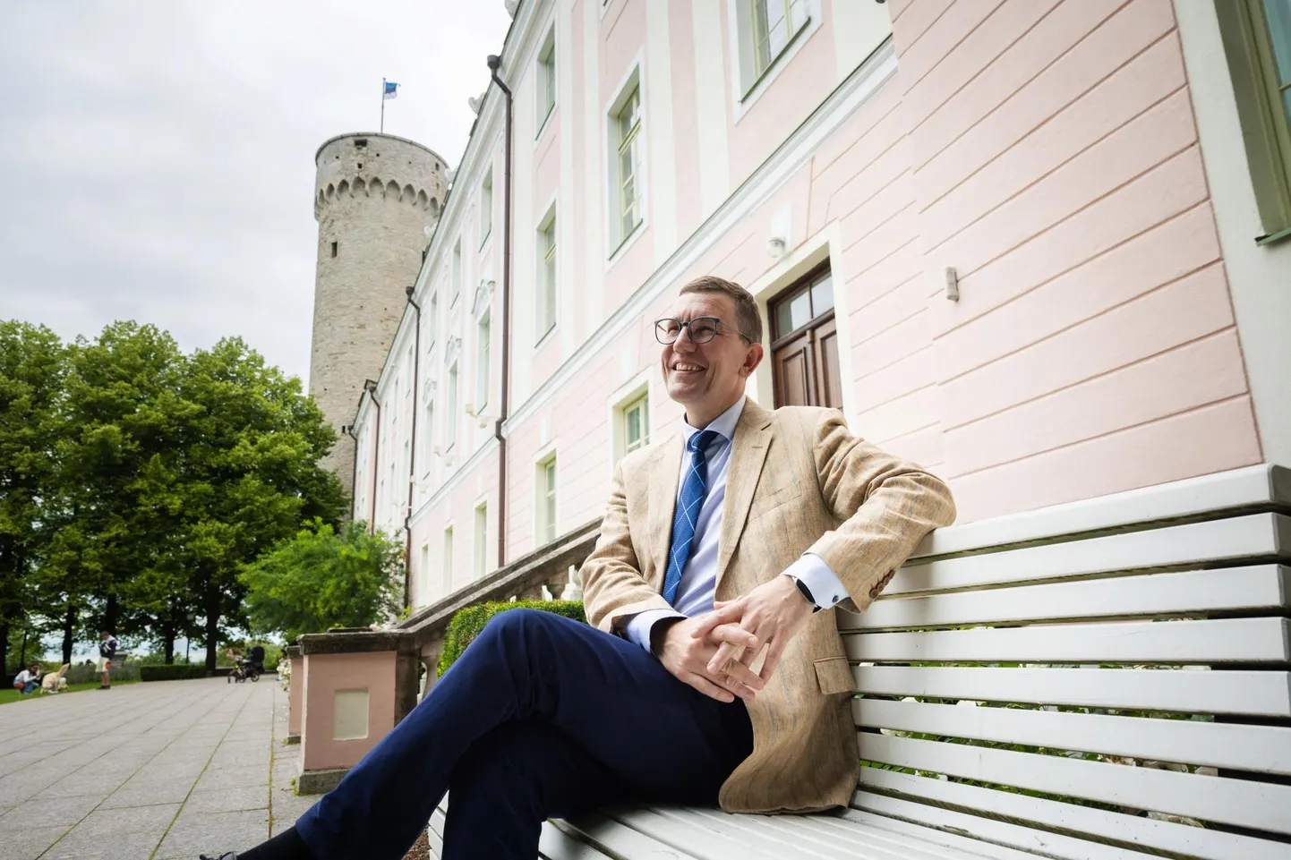 Peaministrikandidaat Kristen Michal sattus Reformierakonna kontorisse juba koolipoisina taskuraha teenimise võimalust otsides. Esimene töö oli plakatikleepimine. «Me olime kampaaniamänedžerid, folklooris on see nimetatud plakatikleepimiseks. See on okei, sest me kleepisimegi plakateid, aga mitte ainult – me ka klammerdasime, panime teibiga ja muul moel.» Michal kiidab parteikontori tollast meelsust. «Erakonnas oli vaba paguniteta õhkkond. Noori võeti võrdsetena, neile räägiti asjadest. Nägin Eesti poliitilist eliiti, keda olin varem ainult telekast näinud: Siim Kallas, Uno Mereste, Valve Kirsipuu, Andres Lipstok, Toomas Vilosius. Kõik tundus tol hetkel üliäge.»