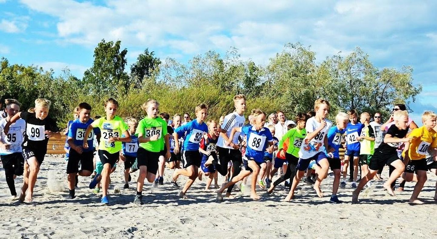 Koera-aasta jooksu 8. etapil Pärnu rannas võisteldi 400 ja 3000 meetri distantsil.