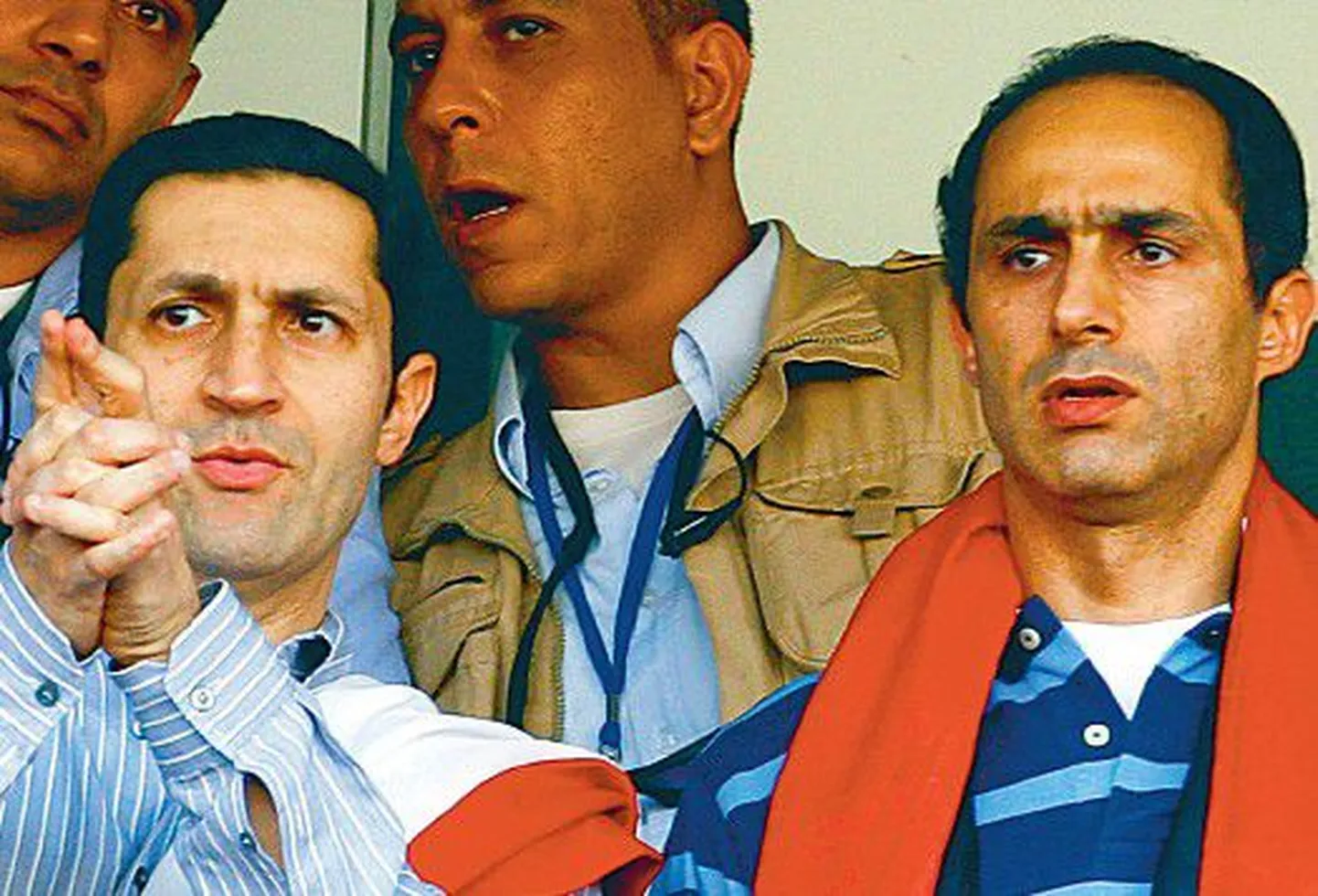 Вчера сыновья бывшеего президента Египта Хосни Мубарака Аля (слева) и Гамаль (справа) был доставлены на допрос в каирскую тюрьму.