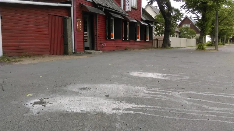 Rääma tänaval kõnniteele tekkinud valged laigud tekkisid asfaltijate töö hindamisel.