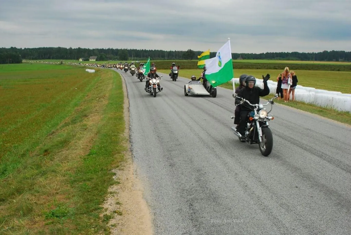 Foto 2010. aasta motoparaadist. Kolonni eestsas sõidab Jõgeva maavanem Viktor Svjatõšev.