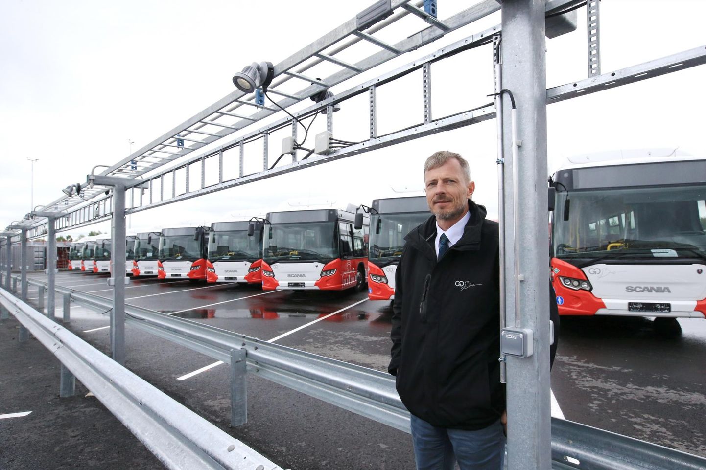 Go Busi Lõuna piirkonna juht Kalle Saviste näitas eile Tartu uusi linnaliinibusse ja nende tarvis ehitatud gaasitanklat Ringteel ettevõtte õuel.