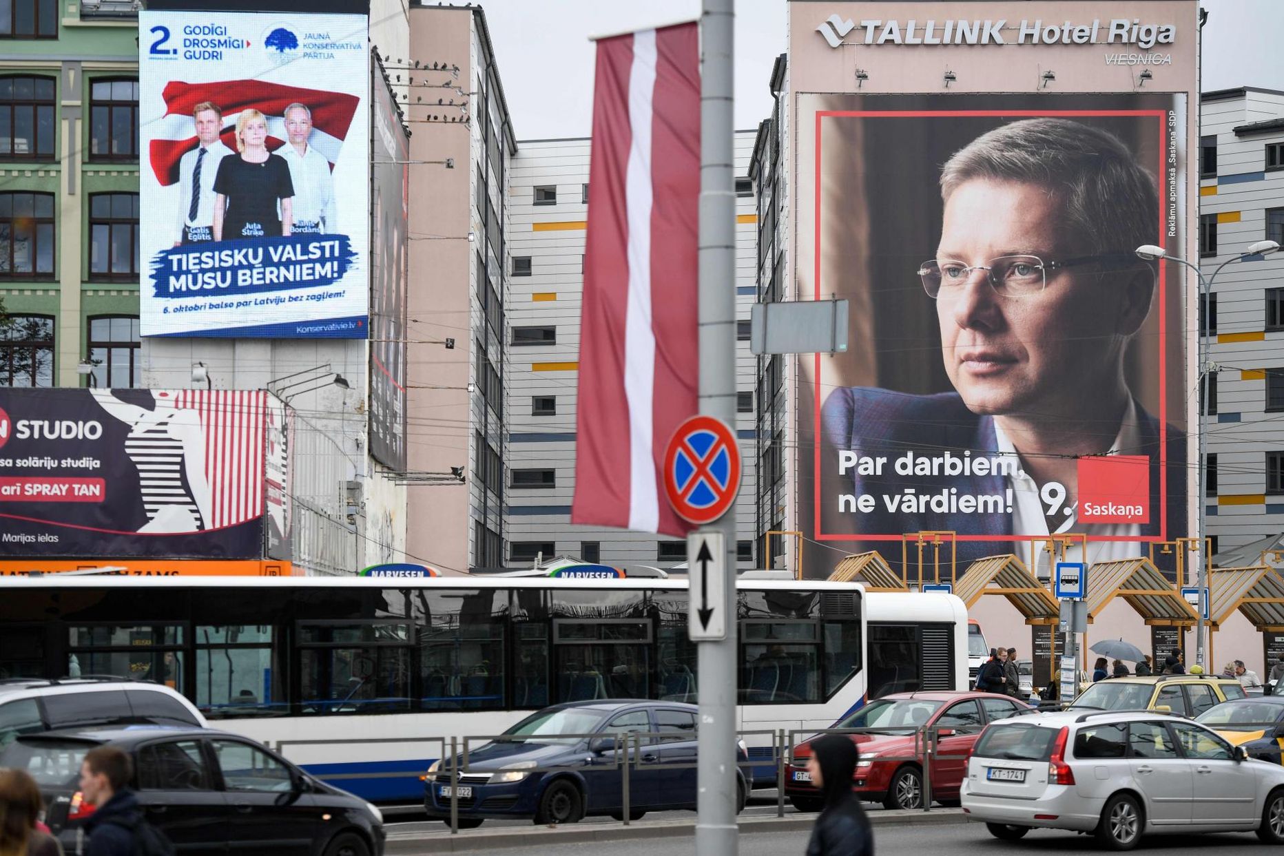 Kuigi Riia linnapea Nils Ušakovs tegelikult ei kandideeri, on tema pildid Koosmeele valimisreklaamides siiski märgatavaimad.