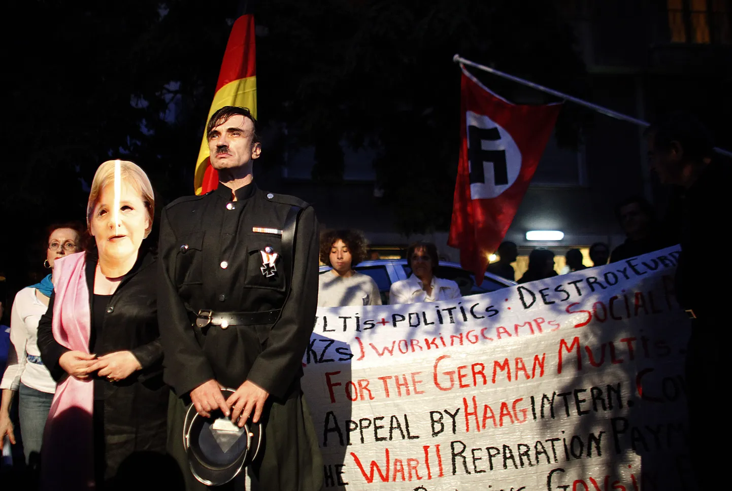 2011. aastal Ateena Saksa saatkonna ees toimunud meeleavaldus, kus nõuti Saksamaalt reparatsioone.