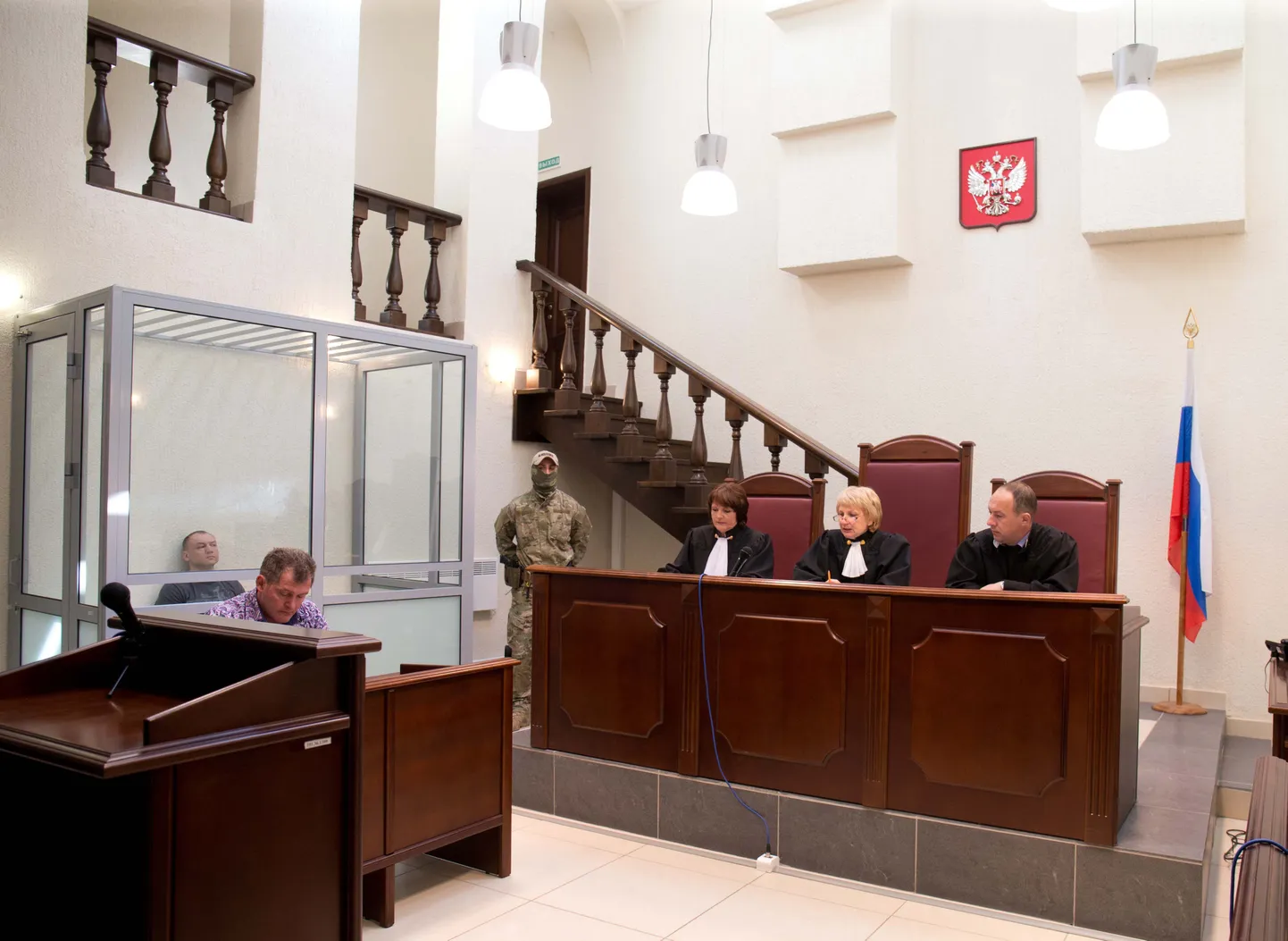 Ajakirjanikud lubati enne eilset istungit Pihkva kohtuhoone saali vaid loetud minutiteks. Eston Kohver oli eraldatud kabiinis, mehe ees istus tema kaitsja Jevgeni Aksjonov. Kohtunik Larissa Bobrova istus õigusemõistjate laua taga keskel.