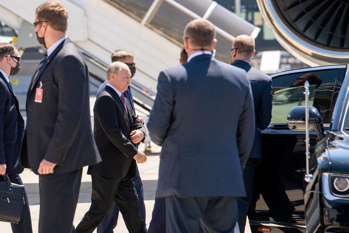 Путин прибыл в Женеву для встречи с Байденом.