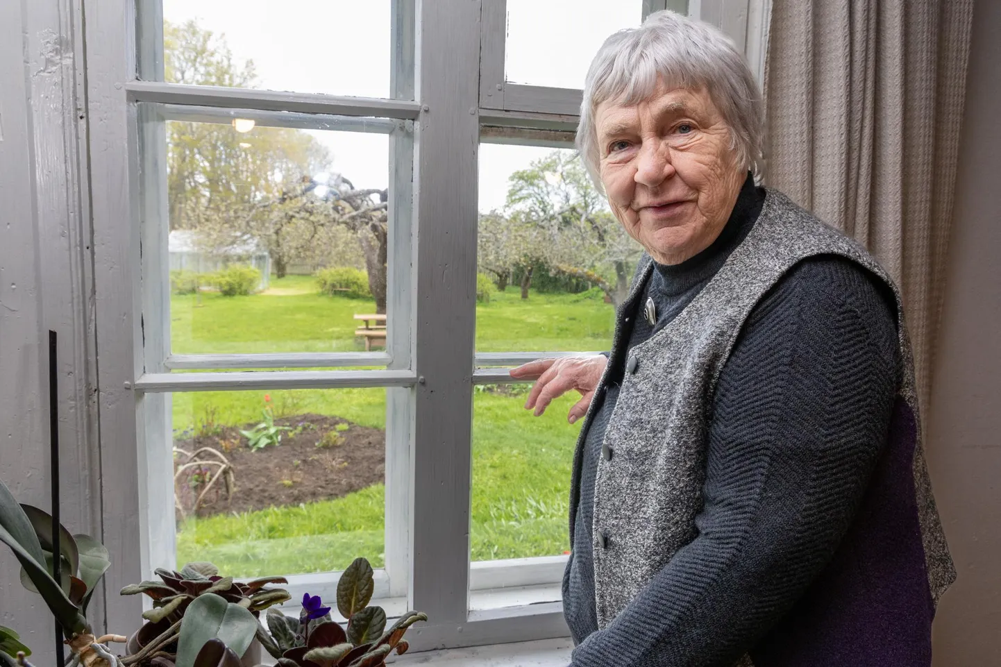 Kääriku talu moonakamaja on Anu Raua elupaik taasiseseisvumise alguspäevist saadik. Kunstiküün tuleks talu õunapuuaia taha.
