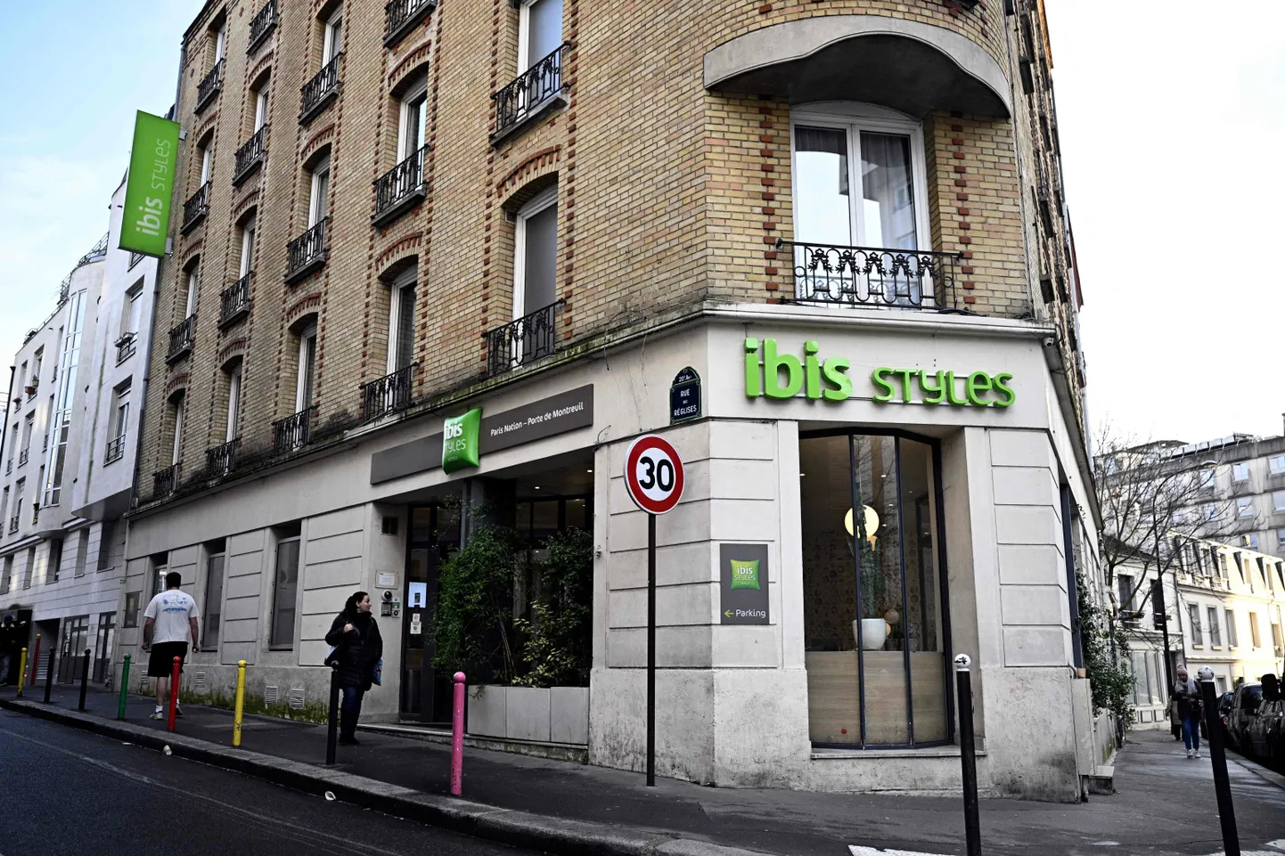 Ibis Stylesi hotell, mille teise korruse aknast maandus tänavale vastsündinud poisslaps.