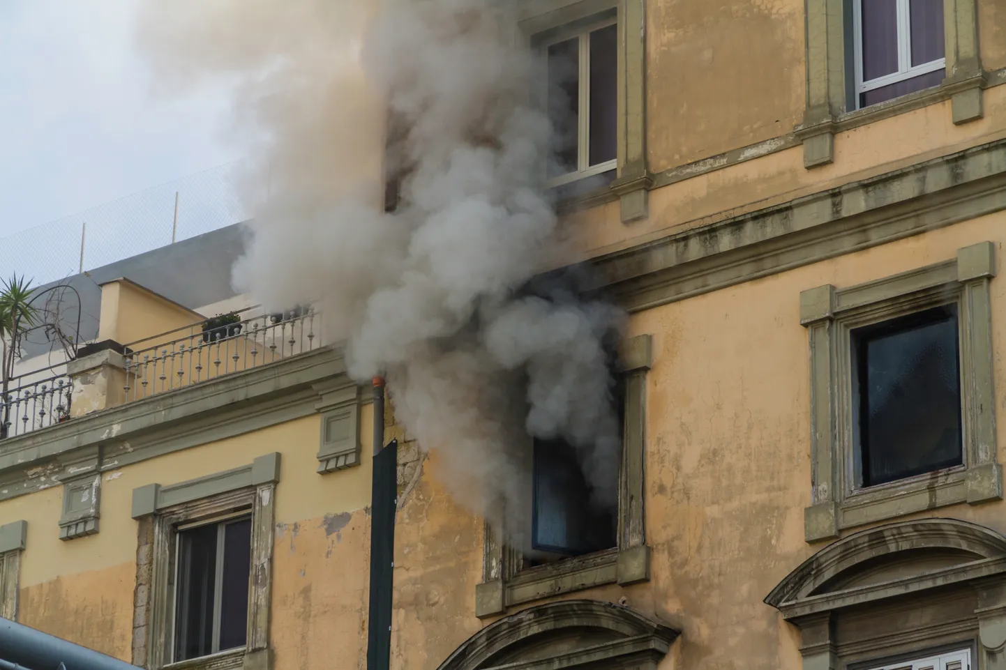 Дым из окна. Иллюстративное фото.