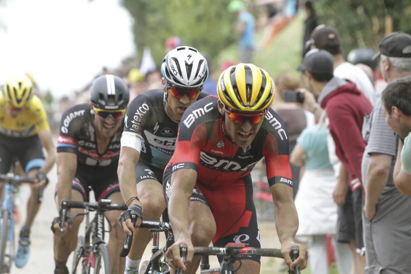 Greg Van Avermaet (esiplaanil).