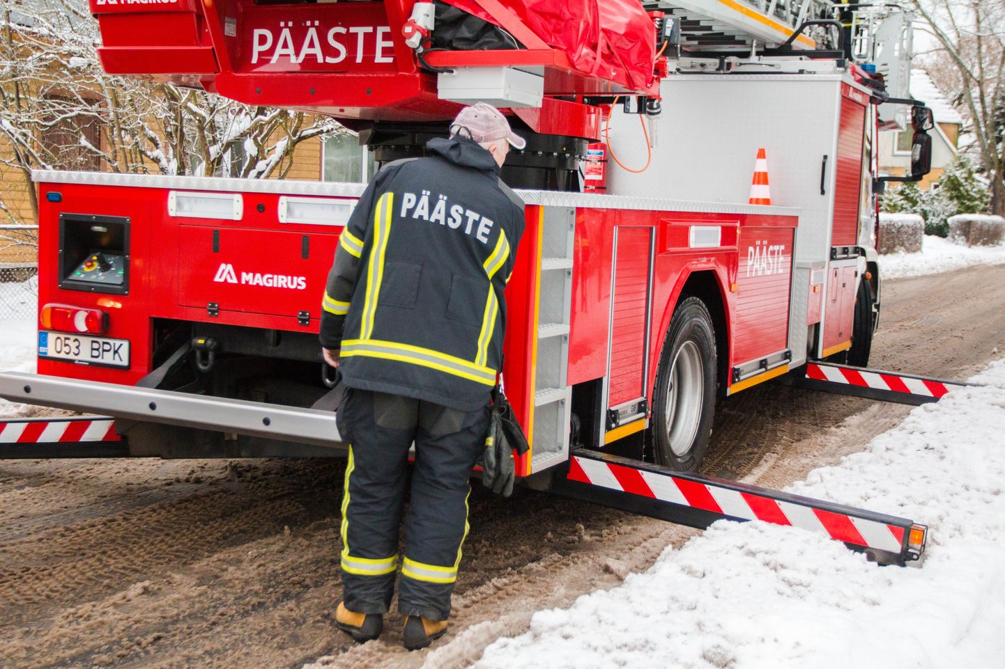 Päästjad käisid täna pärastlõunal kustutamas Pärnus Ülejõel Nurme tänaval eramus pistikupesast alguse saanud põlengut. Foto on illustreeriv.