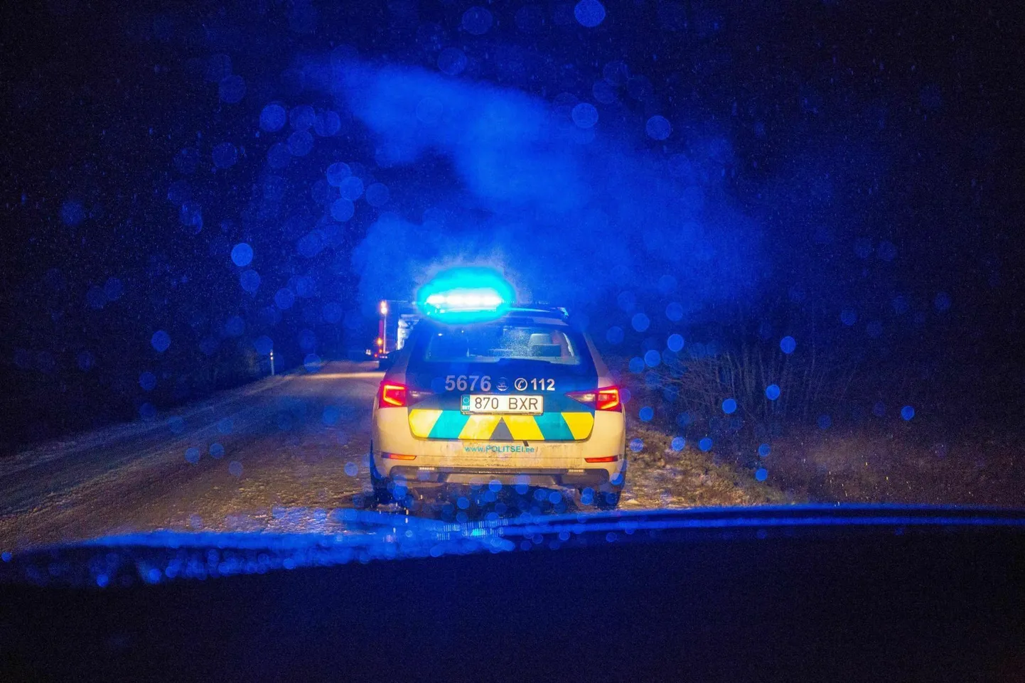 Õhtupimeduses juhtus liiklusõnnetus. Pilt on illustreeriv.