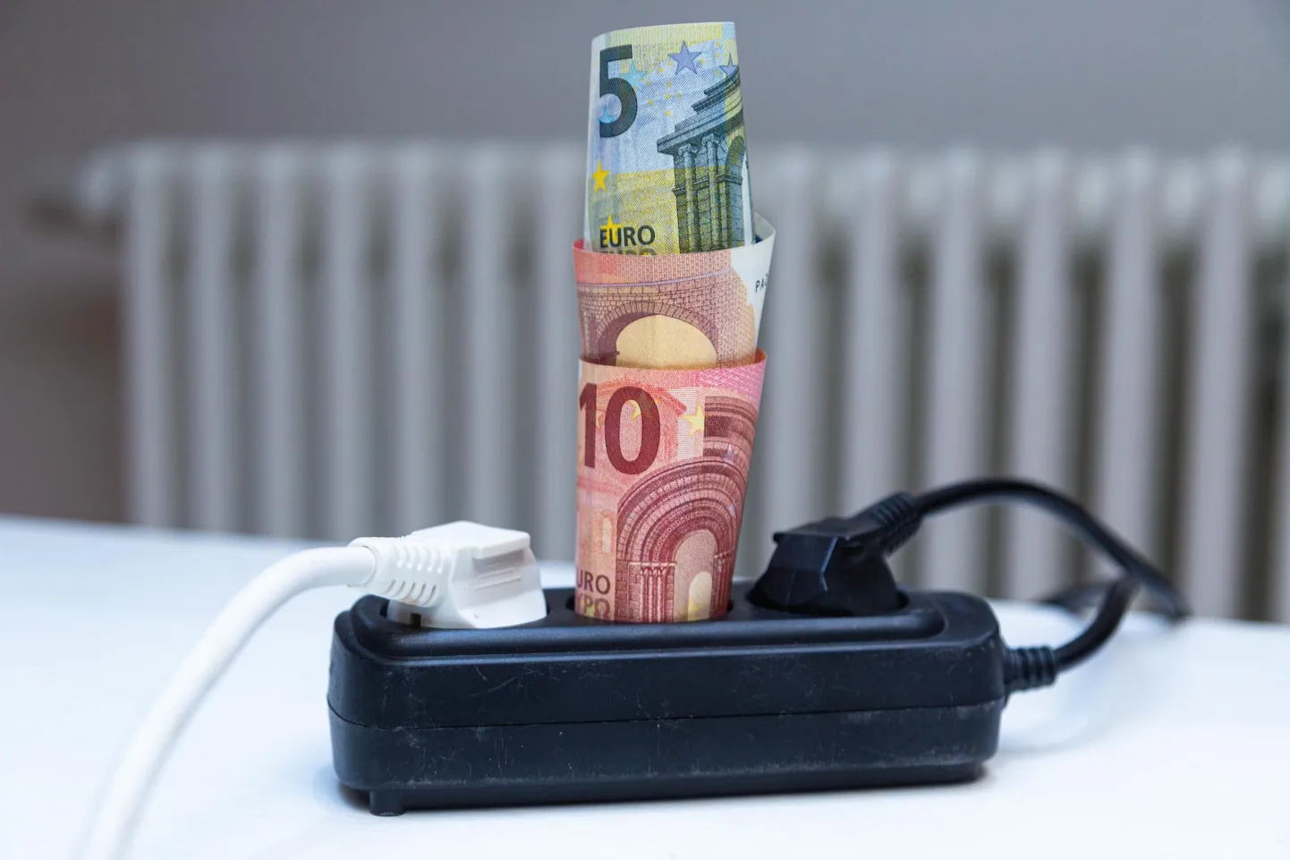 Hüppeliselt kasvanud elektriarved neelavad inimeste kontodelt seninägemata summasid.
