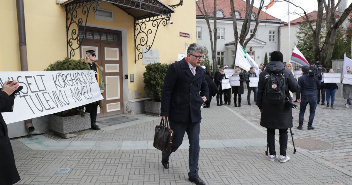 Fotod ja video: üliõpilased kogunesid kõrghariduse toetuseks Stenbocki maja ette