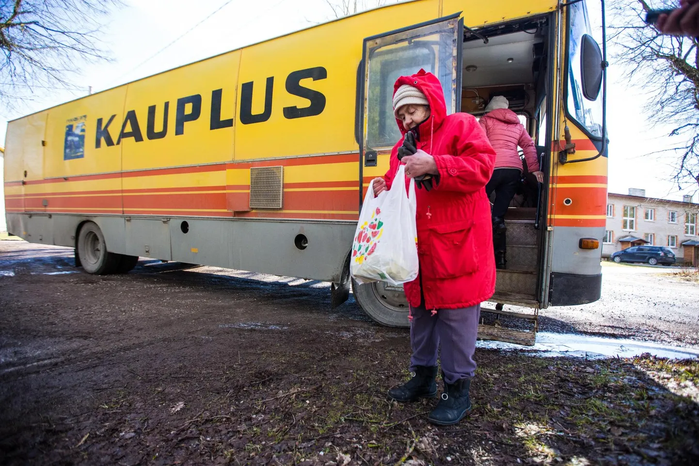 Proua Astral tuleb ostud kauplusautost väljudes üle kontrollida, sest järgmine lavkaring on alles nädala pärast.