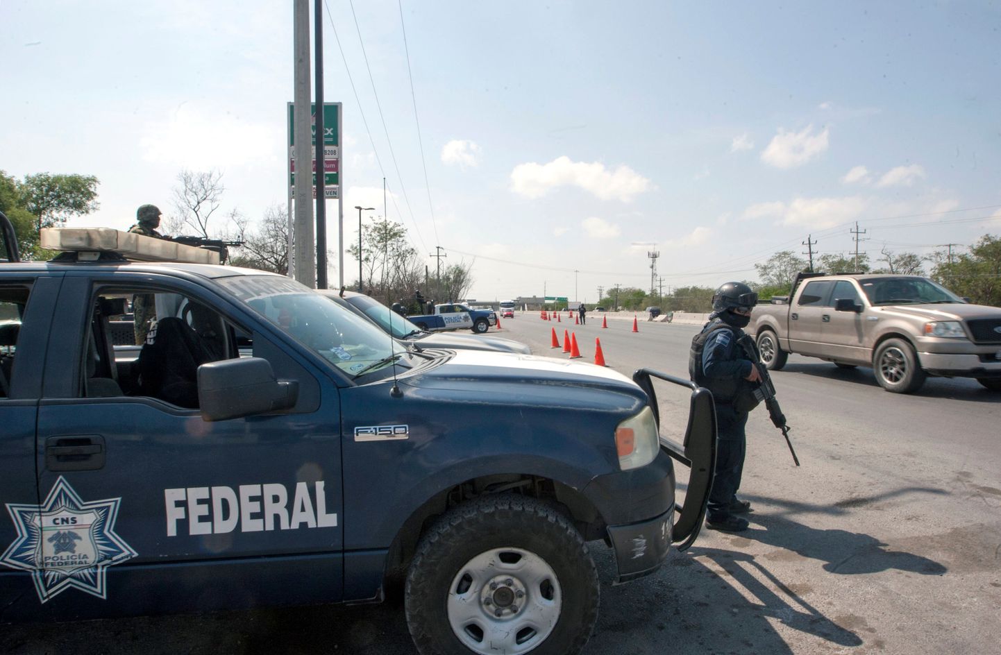 Mehhiko föderaalpolitseinik valvamas piirilinna Reynosa kontrollpunktis. Foto on illustratiivne.