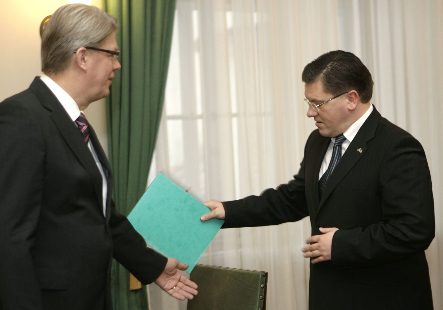 Latvia's President Valdis Zatlers (L) invites Minister of Interior Affairs Mareks Seglins to meeting in Riga January 14, 2009. Zatlers, speaking after riots in the economically troubled nation, threatened on Wednesday to take steps to dissolve parliament if it failed soon to give people more rights to force early elections. REUTERS/Ints Kalnins (LATVIA)