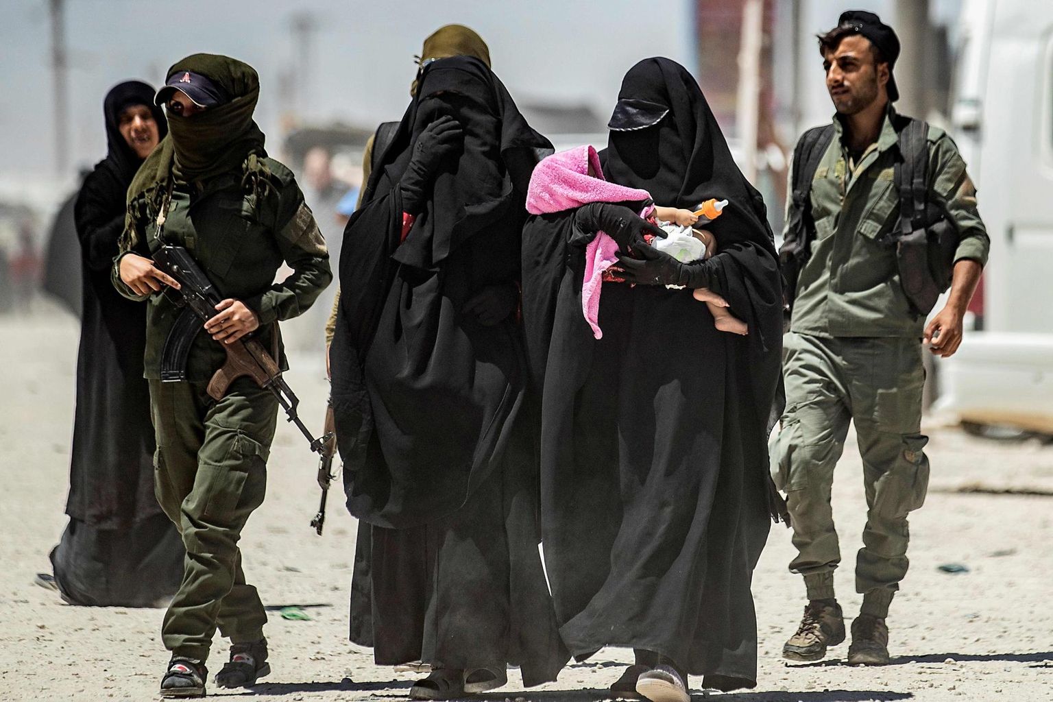 Patrulli saatel liikuvad ISISe võitlejate naised Al Holi põgenikelaagris, mida valvavad kurdi üksused. Allikate väitel ootavad ISISele lojaalsed naised, et paari päeva pärast tulevad terrorirühmituse vabaduses viibivad rakukesed neid vabastama, sest kurdide tähelepanu on kõrvale juhtinud Türgi rünnak laagrist põhjapool.