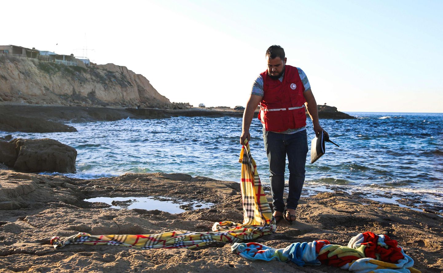 Põgenikepaadi uppumise järel leiti kaldale uhutuna nelja lapse surnukehad.