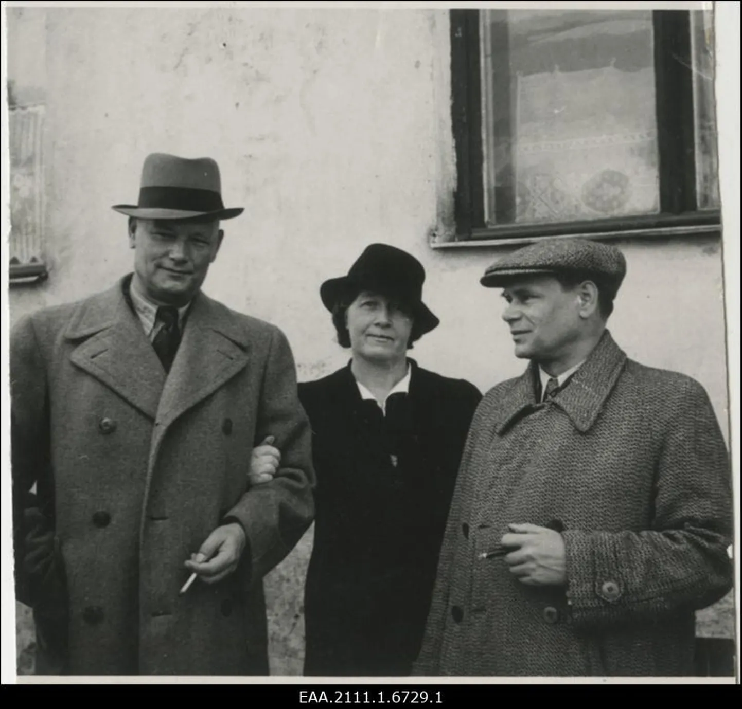 August Gailit koos Marie Underi ja Henrik Visnapuuga. Foto ilmus Postimehes 20. märtsil 1943.