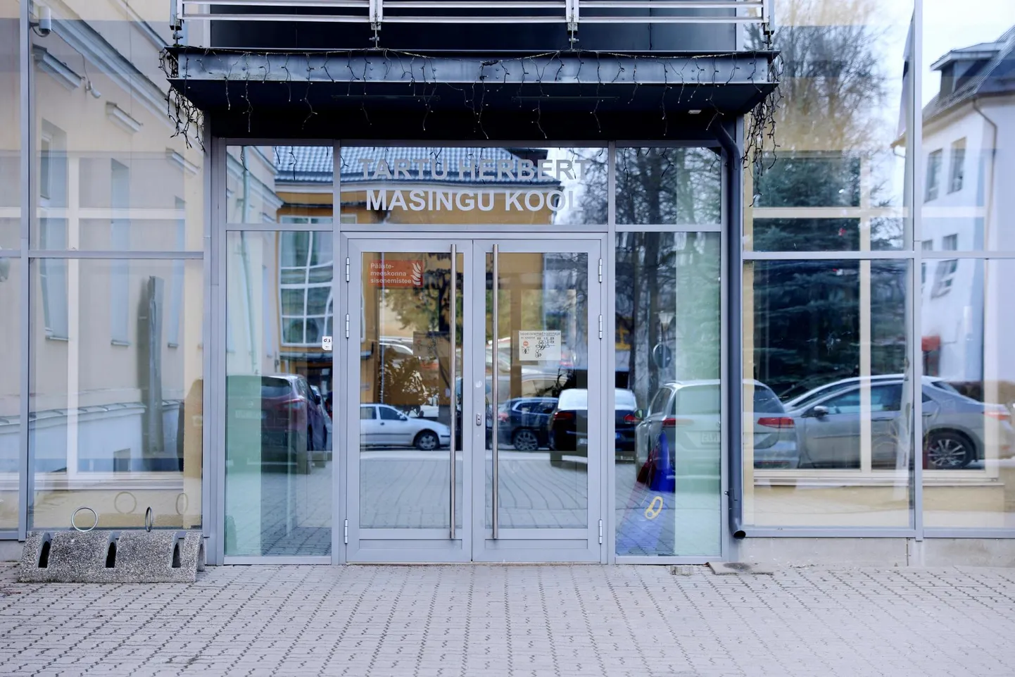 Tartu linna Herbert Masingu kooli varjutab pime pilv: väidetavalt kiusab, alandab ja mõnitab kooli juhtkond uusi õpetajaid, mistõttu lahkuvad töötajad ametist.