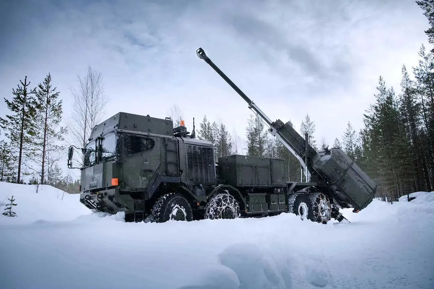 Selline on Archer iseliikuv haubits, mis tarnitakse Lätile. Rheinmetall MAN HX2 8x8 taktikalise veoki platvormil.