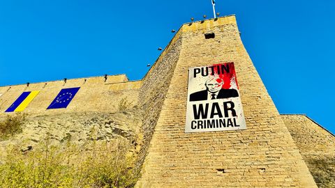 Галерея ⟩ На стене Нарвского замка появился плакат с окровавленным лицом Путина