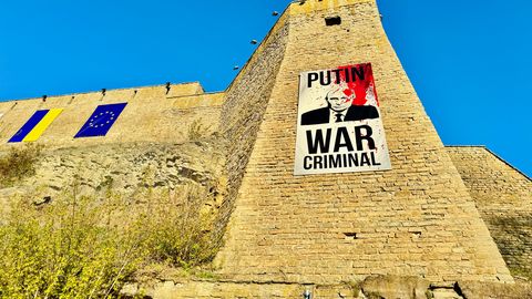 Галерея ⟩ На стене Нарвского замка появился плакат с окровавленным лицом Путина