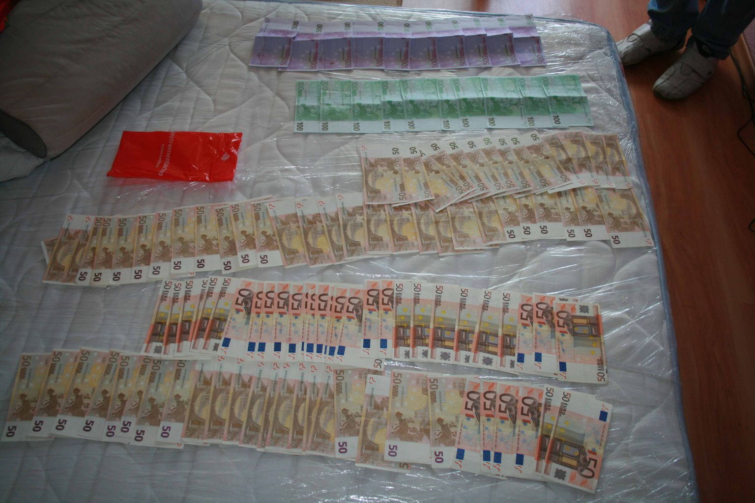 Kelmide kodude läbiotsimisel leidis politsei madratsi alt  suure koguse sularaha.