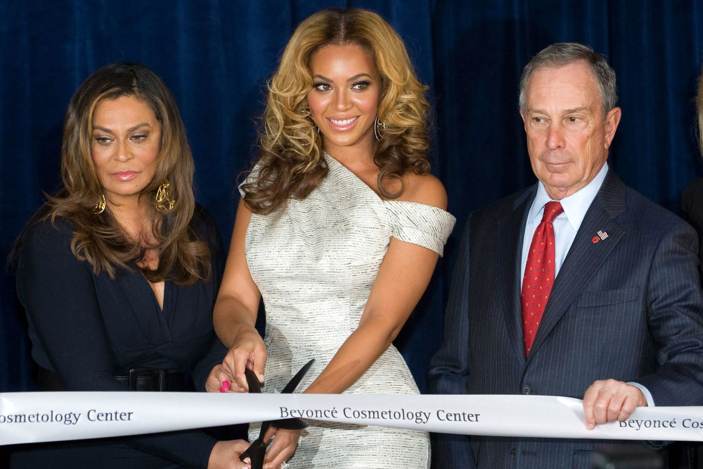Tina Knowles, Beyonce Knowles ja New Yorgi linnapea Michael Bloomberg kosmeetikakooli avamisel.