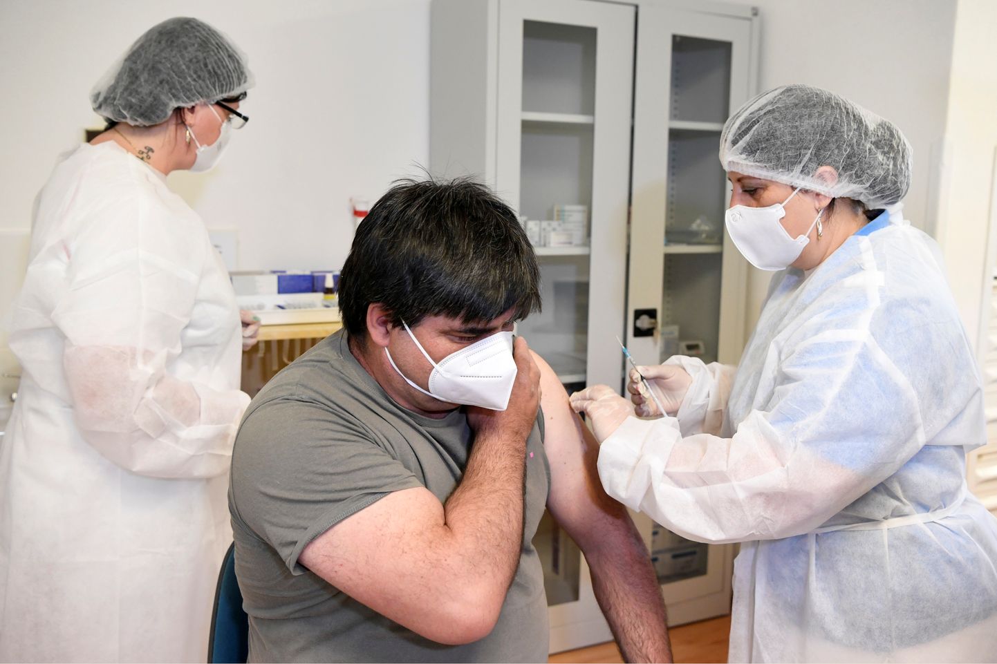 В Словакии приступили к вакцинации российским препаратом "Спутник V"