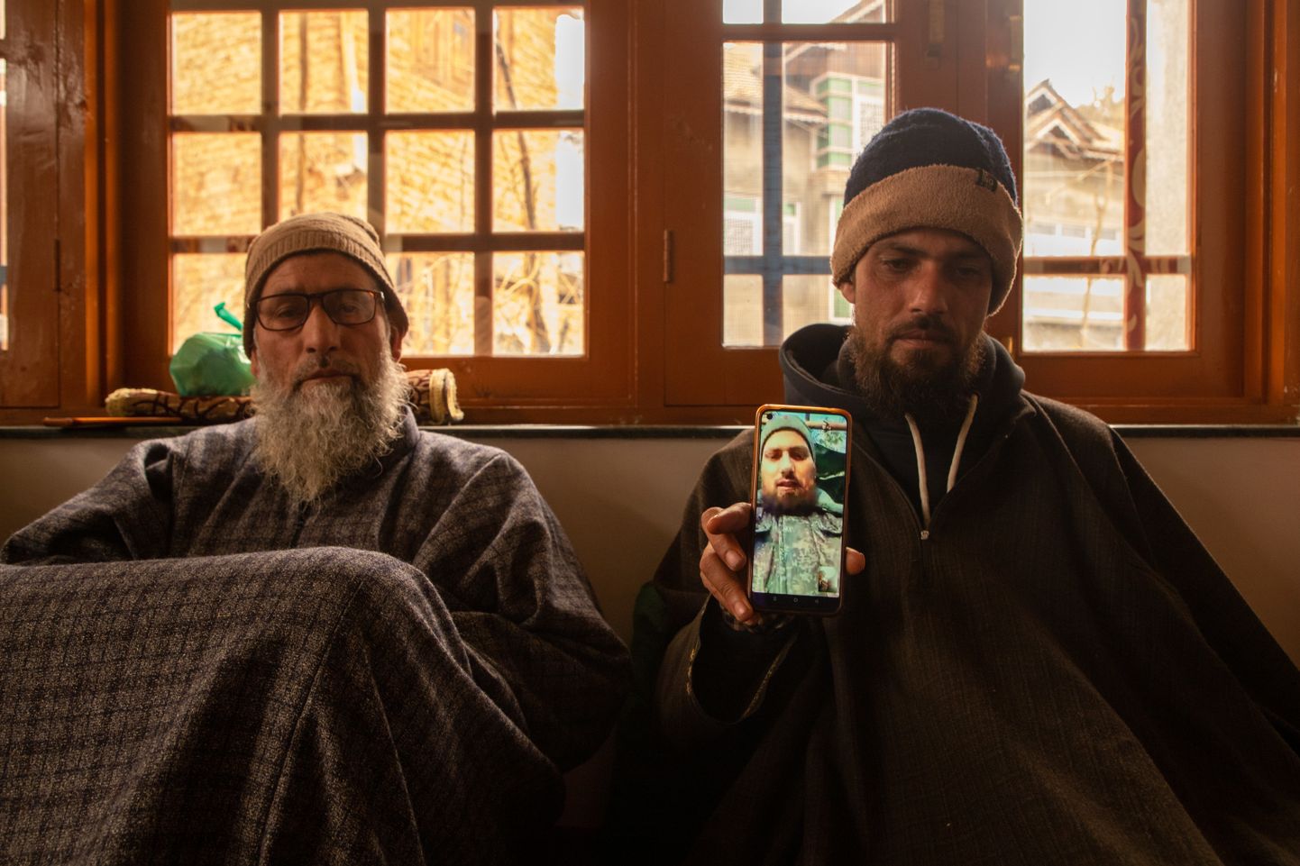 Indialane näitamas nutitelefonist oma venna Azad Yousuf Kumari fotot, kes meelitati Dubaisse tööle ja saadeti sealt Venemaale, kus ta sunniti võitlema Ukraina vastu.