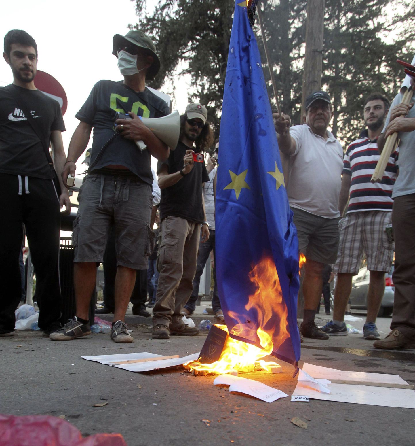 Samal ajal kui seadusandjad parlamendis abipaketi heaks kiitsid, toimus Küprose parlamendi ees meeleavaldus.
