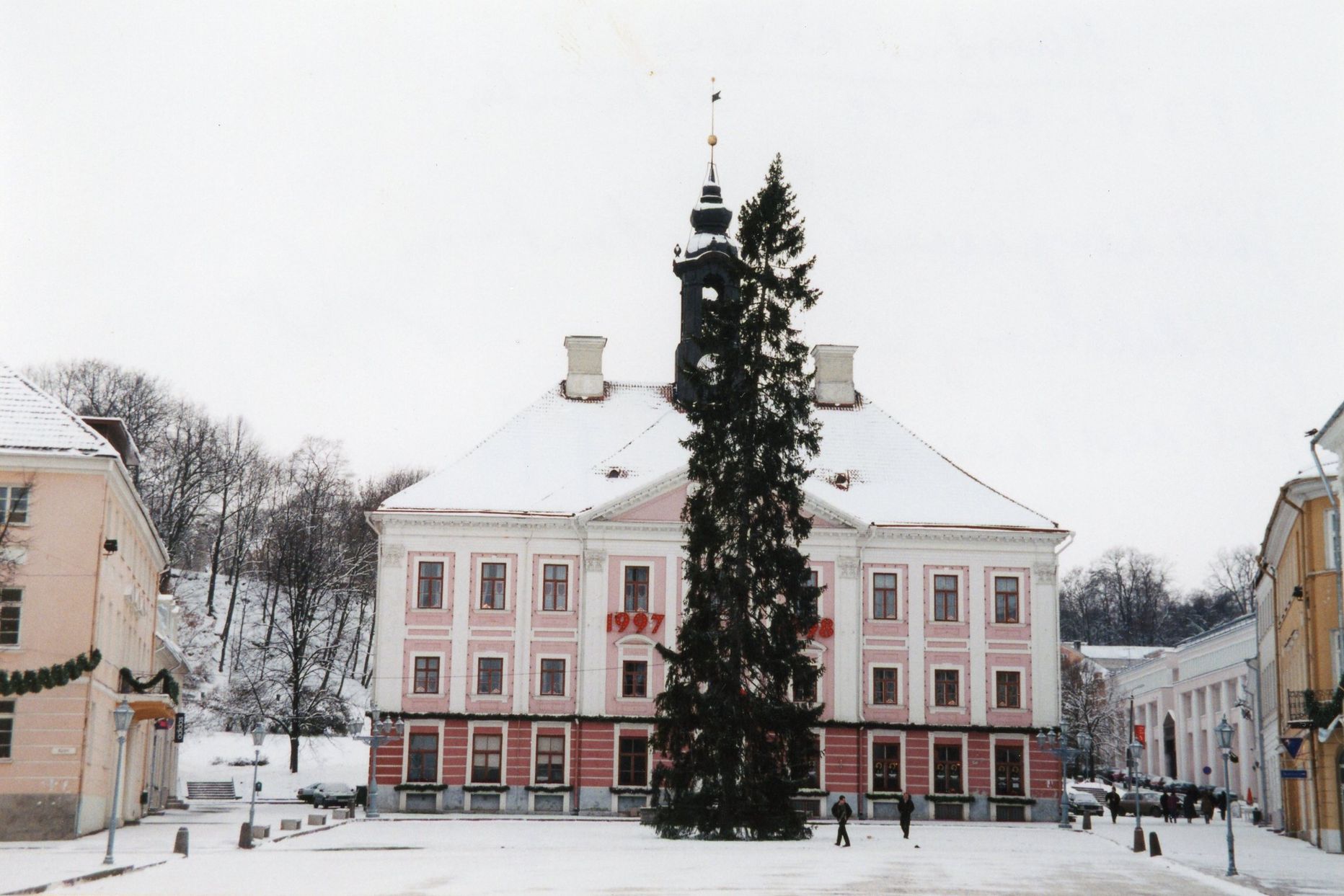 1997. aasta kuusk Tartu Raekoja platsil meenutas linlastele pudeliharja.