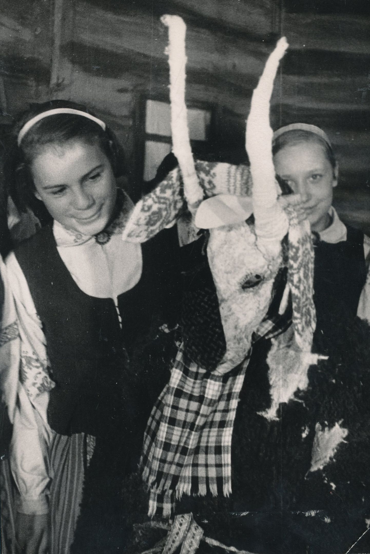 Möödunud sajandi keskpaigas jõule ametlikult enam polnud. Pilt on tehtud 1950.–1960. aastatel Võru 3. seitsmeklassilise kooli kodulooringis, kus tutvustati näärikombeid, konkreetselt näärisokku.