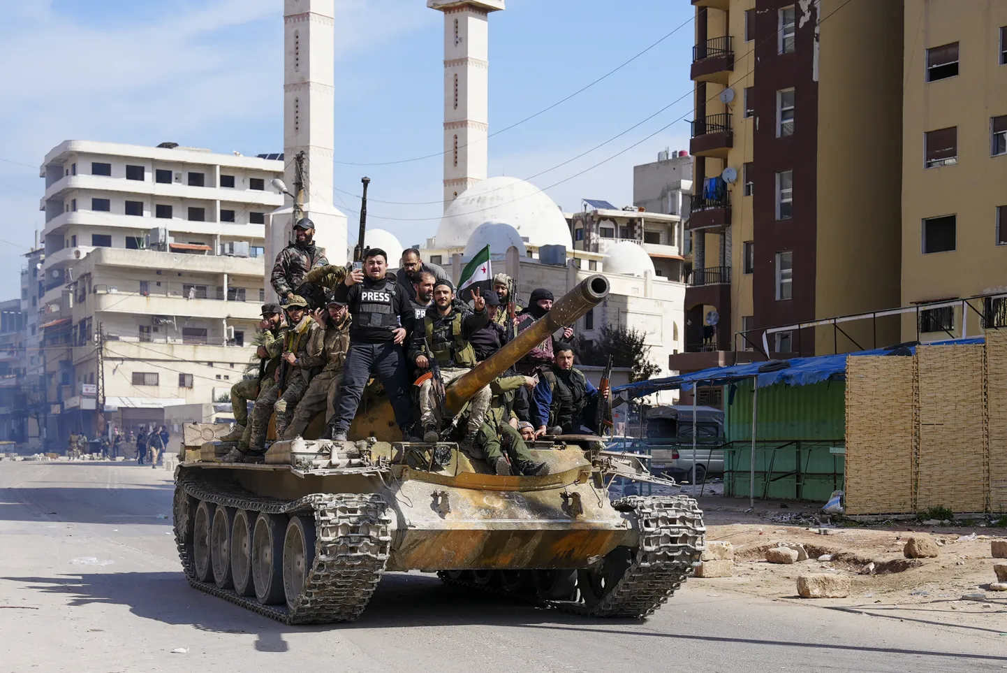 Süüria julgeolekujõud sisenemas Latakia linna.