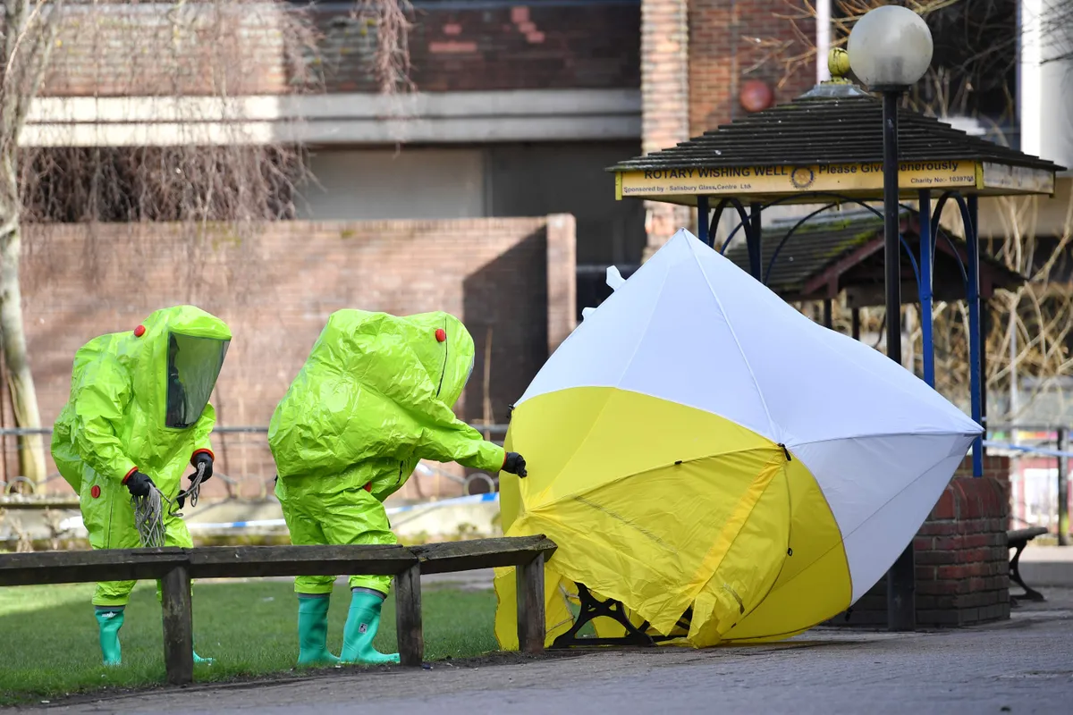 Uurijad Salisbury pargis, kust leiti teadvusetud Sergei ja Julia Skripal.
