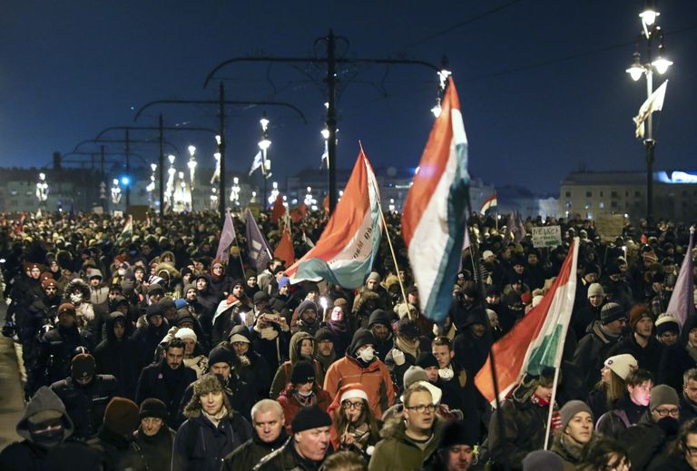 Ungāri iziet demonstrācijās pret "vergu likumiem"