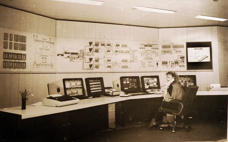 Автоматическая система управления и контроля Damatic была внедрена в 1987 году.