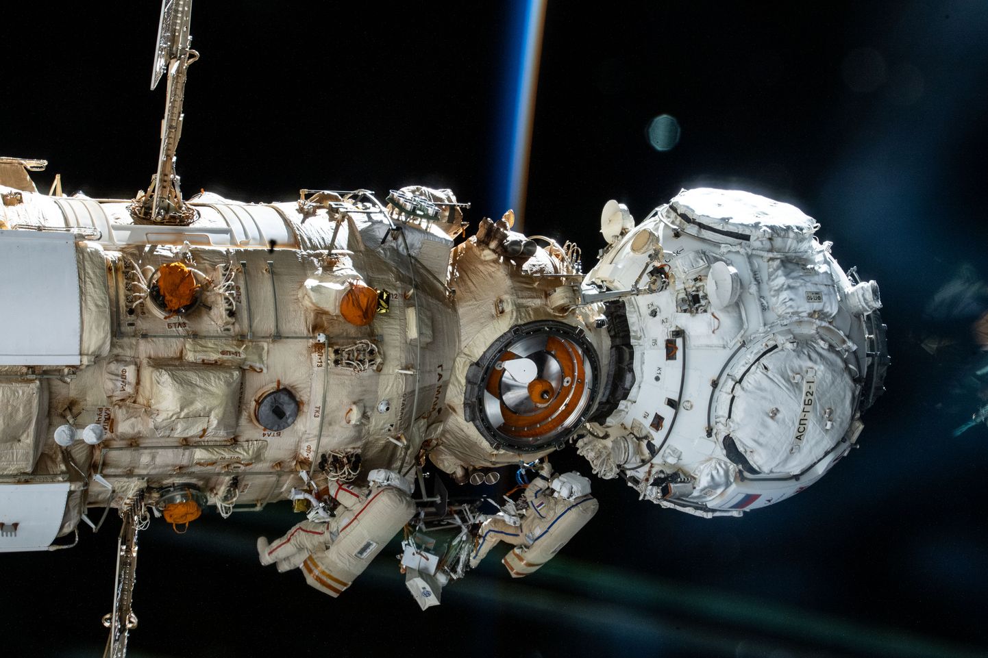 Venemaa kosmoseagentuuri Roskosmos kosmonaudid (vaskult) Anton Škaplerov ja Pjotr Dubrov kosmosekõnnil ISS-i Nauka mitmeotstarbelise laboratooriumi juures. Kosmosekõnd toimus 19. jaanuaril 2022 ning kestis seitse tundi ja üksteist minutit. Aju-uuring ei puudutanud neid kosmonaute