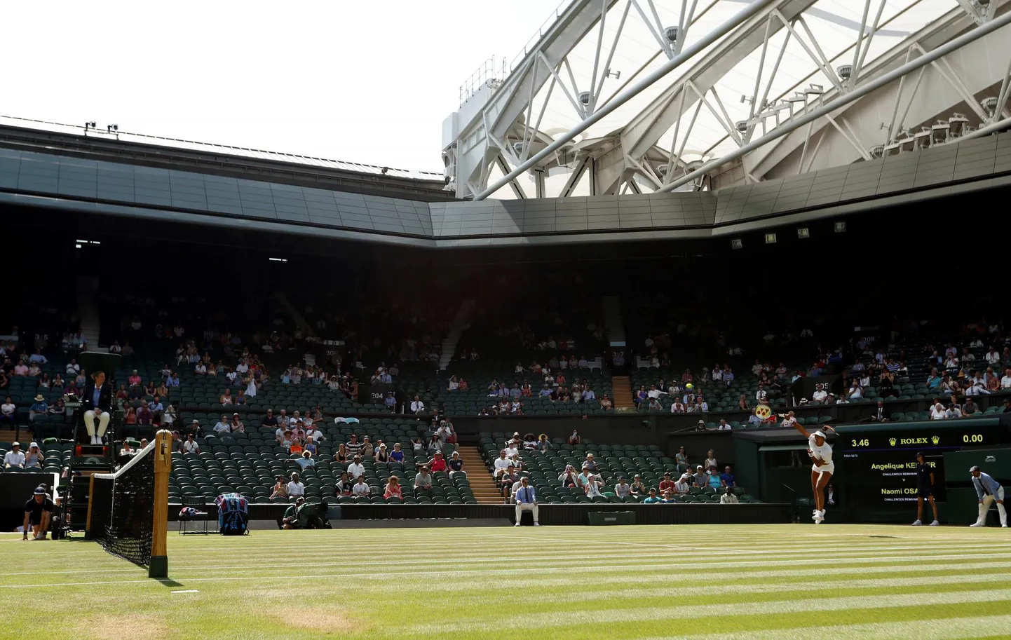Wimbledoni tennisekompleksi keskväljaku tribüünidel haigutas laupäevase matši Angelique Kerber - Naomi Osaka ajal tühjus, sest samal ajal toimus ka jalgpalli MMi veerandfinaalis Inglismaa - Rootsi.