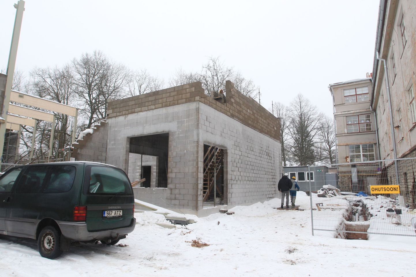 Tartu Katoliku Kooli Oru tänava õppehoone juurde ehitatakse spordisaal. Möödunud aasta septembris alandu võimla ehitustööd lõppevad suvel.