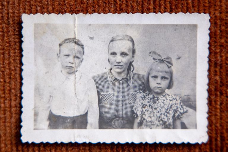 Аста и ее брат Арне с матерью Эллен в Сибири в 1952 или 1953 году.